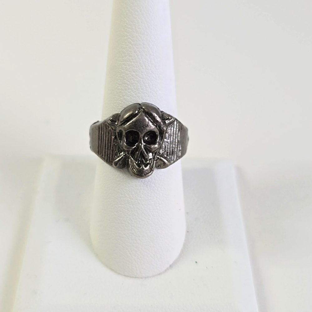 Vintage Skull Statement Ring – Dark and Bold Gothic Elegance